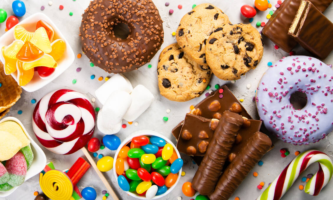 Eine zuckerreiche Ernährung führt offenbar nicht nur über eine hohe Energiedichte, sondern auch über Störungen der Darmmikrobiota zu Übergewicht und Stoffwechselerkrankungen. / Foto: Adobe Stock/anaumenko