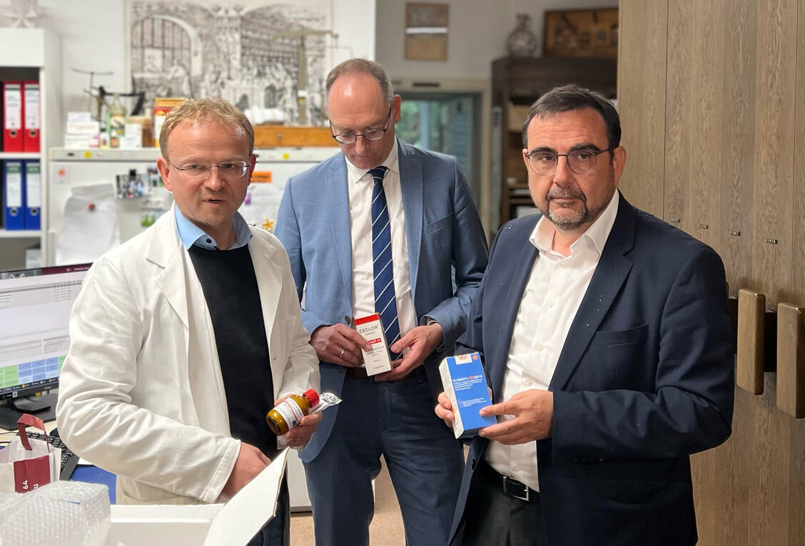 Der bayerische Gesundheitsminister Klaus Holetschek (rechts) ist dabei, als Maximilian Lernbecher, Inhaber der Oberen Apotheke in Dachau (links), die Antibiotika-Lieferung auspackt. Außerdem im Bild: Bernhard Seidenath, MdL. / Foto: StMGP