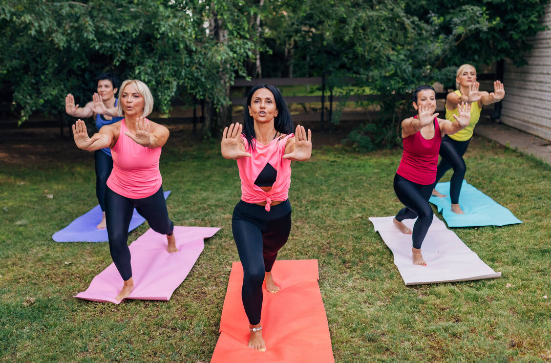 Schmerzlinderung durch Sport? Für Menschen mit Fibromyalgie können regelmäßiges Ausdauertraining und Tai Chi hilfreich sein. / Foto: Getty Images/Kosamtu