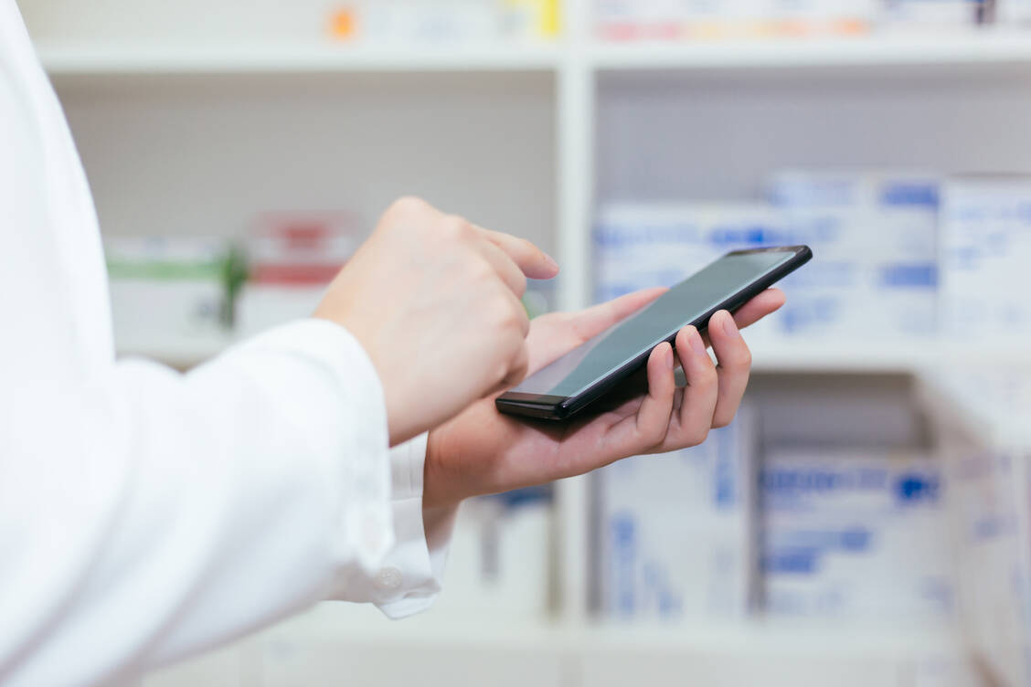 Der TI-Messenger soll die Apotheken sicher mit ihren Kunden und anderen Gesundheitseinrichtungen vernetzen.  / Foto: Adobe Stock/twinsterphoto