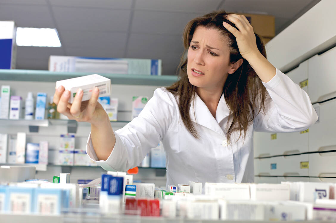 Hilfe bei Überlastung: Um auch weiterhin sichere Arbeit leisten zu können, sollten künftig alle Apotheker von den Vorteilen des NHS-Fonds profitieren können, fordert die Royal Pharmaceutical Society. / Foto: Shutterstock/Fabiana Ponzi