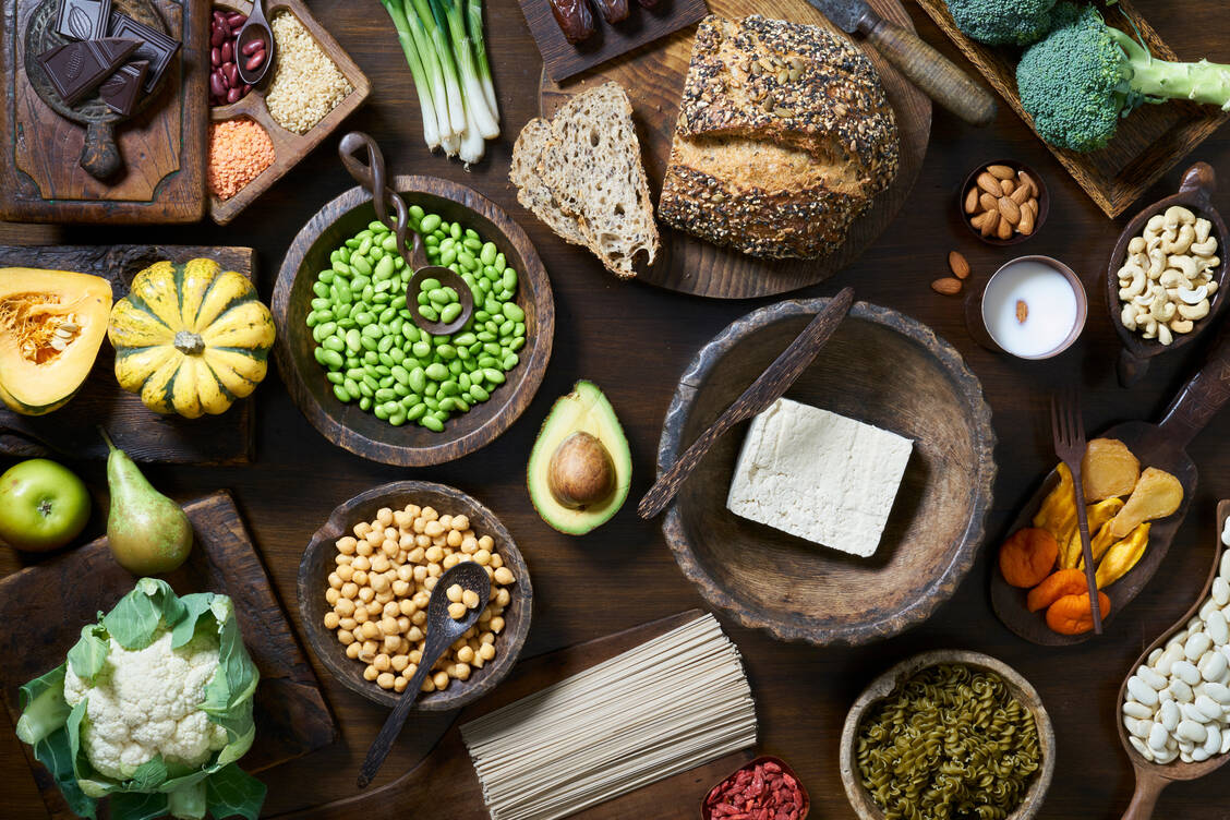 Hülsenfrüchten, Vollkornprodukte, Nüsse und Tofu liefern wertvolles pflanzliches Eiweiß. / Foto: Getty Images/Sam Barnes