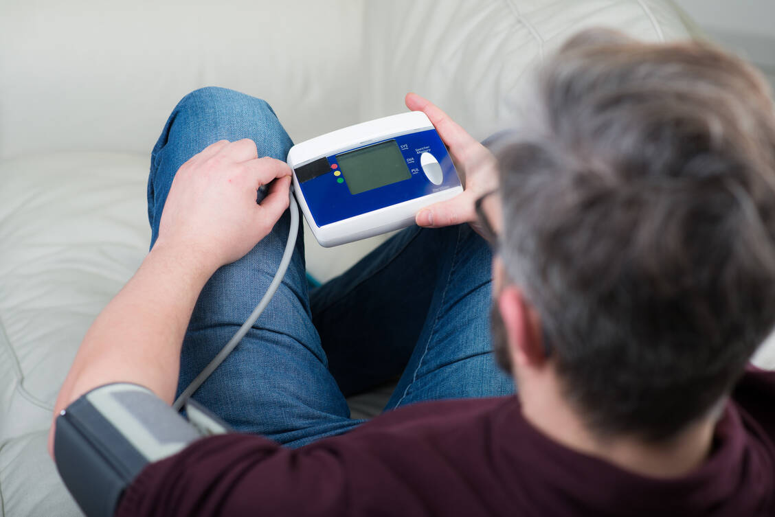 Hypertonie ist mit einem erhöhten Risiko für Depressionen verbunden. Unklar ist aber, wie sich Antihypertensiva auf das Risiko auswirken. Eine Analyse gibt vielversprechende Hinweise.  / Foto: Adobe Stock/Racle Fotodesign
