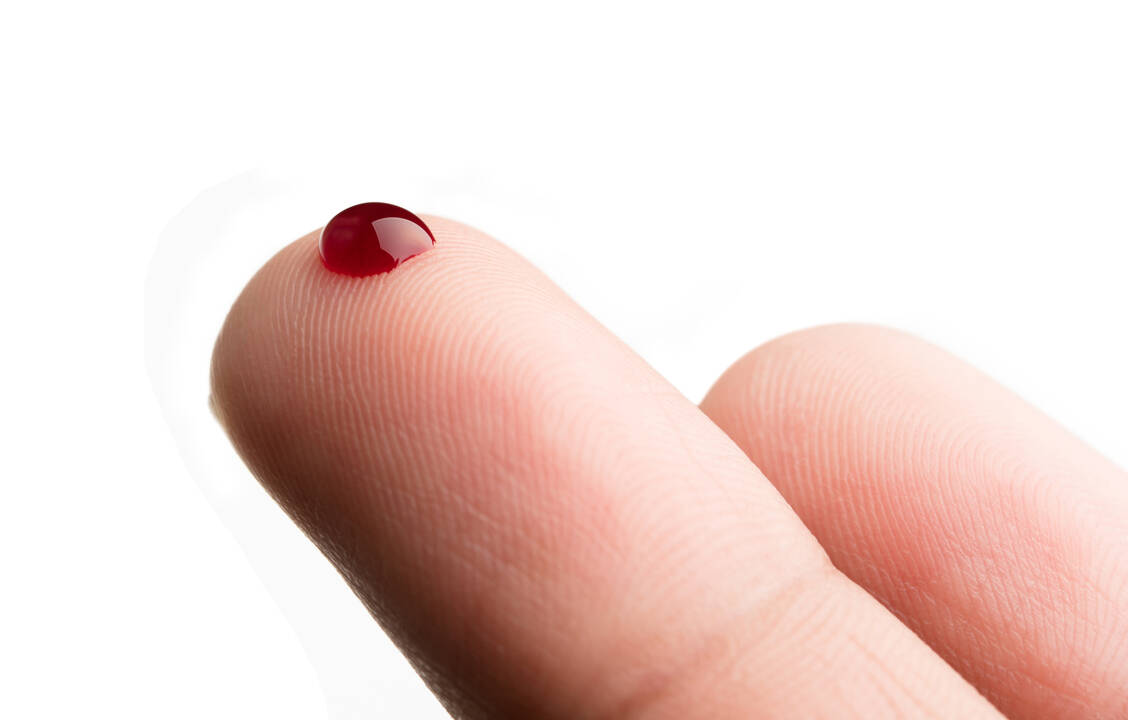Eine kleine Menge Blut aus dem Finger und einen Mund-Nasen-Abstrich nehmen sich die Teilnehmer der neu initiierten RKI-Studie selbst ab und schicken sie zur Untersuchung ein. So sollen akute und zurückliegende Coronavirus-Infektionen entdeckt werden.  / Foto: Adobe Stock/Love the wind