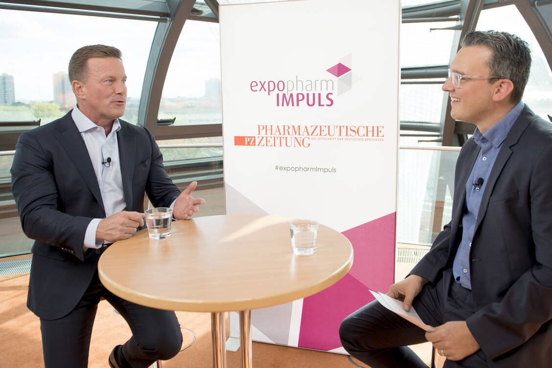 Gematik-Chef Markus Leyck Dieken (l.) sieht das rote Apotheken A als einen Teil der deutschen Identität, wie er im Interview mit PZ-Chefredakteur Benjamin Rohrer betonte. / Foto: PZ/Philipp Külker
