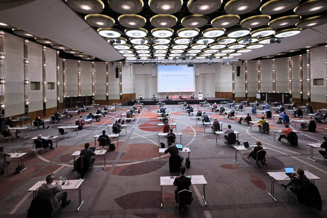 In einer 1400 Quadratmeter großen Sitzungshalle hat die Kammerversammlung der Apothekerkammer Nordrhein am heutigen Donnerstag wichtige Beschlüsse gefasst. / Foto: @ Rudolf Wichert