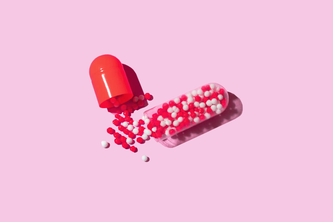 Nicht mehr als einen Placeboeffekt kann man von Nahrungsergänzungsmitteln erwarten, die derzeit im Internet als Corona-Mittel angepriesen werden. / Foto: Getty Images/Yulia Reznikov