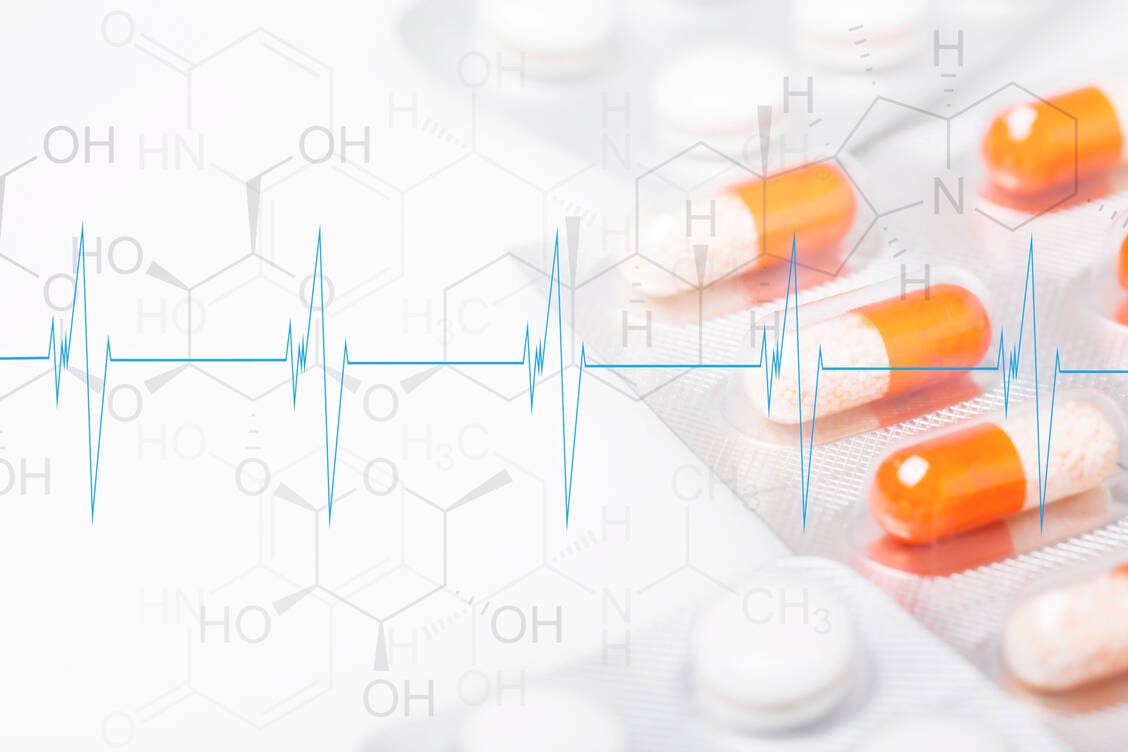 So regelmäßig soll der Herzschlag im EKG aussehen. Viele Arzneistoffe können den Rhythmus jedoch gefährlich beeinflussen. / Foto: Getty Images/Yuichiro Chino