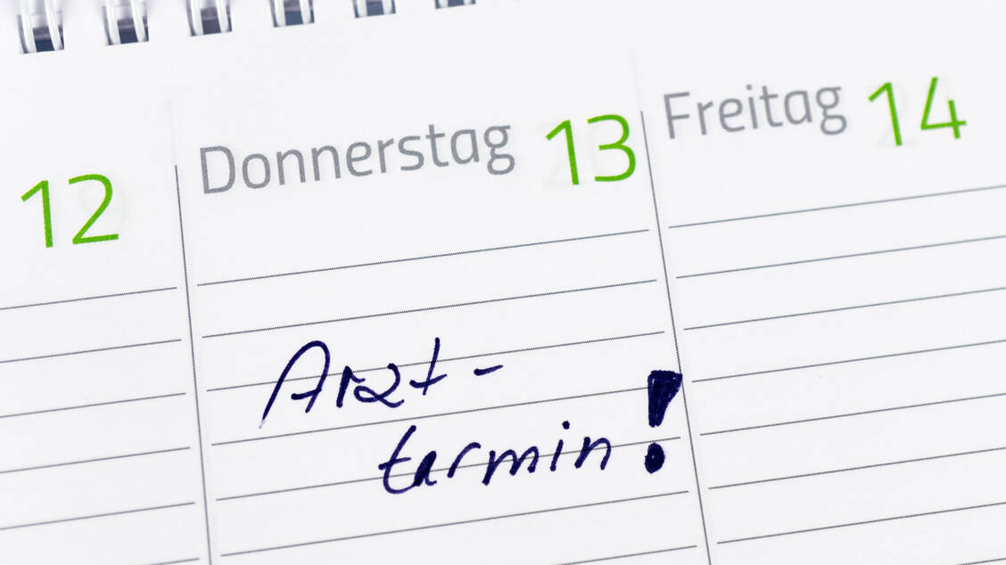 Arzttermine zu vereinbaren und einzuhalten, ist oftmals ein großes Problem. / © Adobe Stock/Angela Rohde