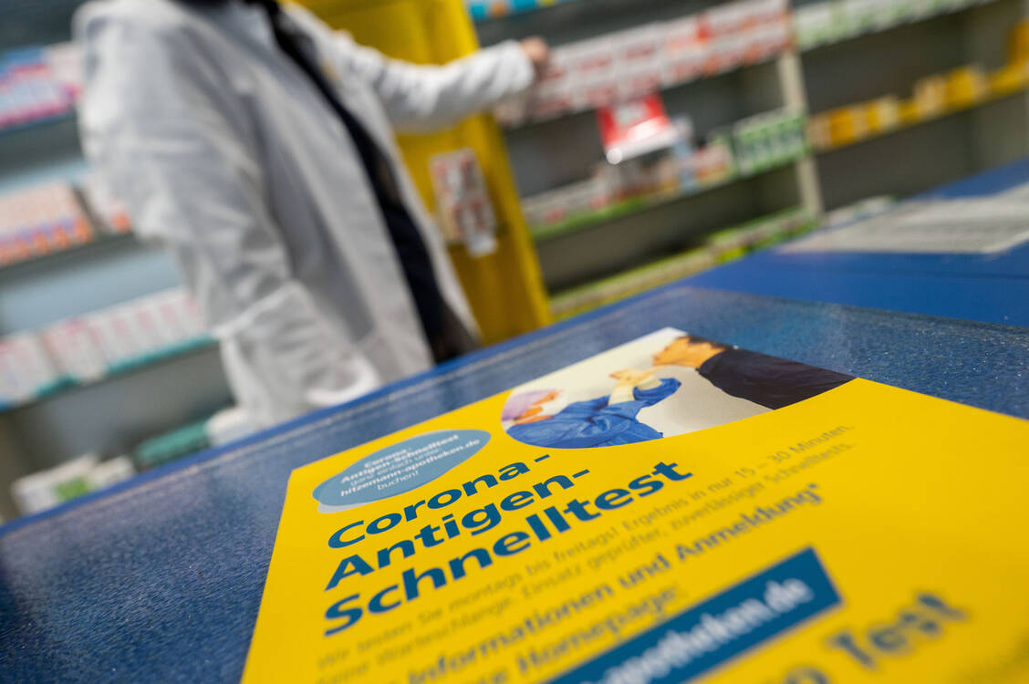 Maskenabgabe, Testen, Impfzertifikate: Schon mehrmals kürzte Bundesgesundheitsminister Spahn das zuvor versprochene Honorar für diese zusätzlichen Apothekerleistungen. Der Ärger darüber wächst. / Foto: picture alliance/dpa