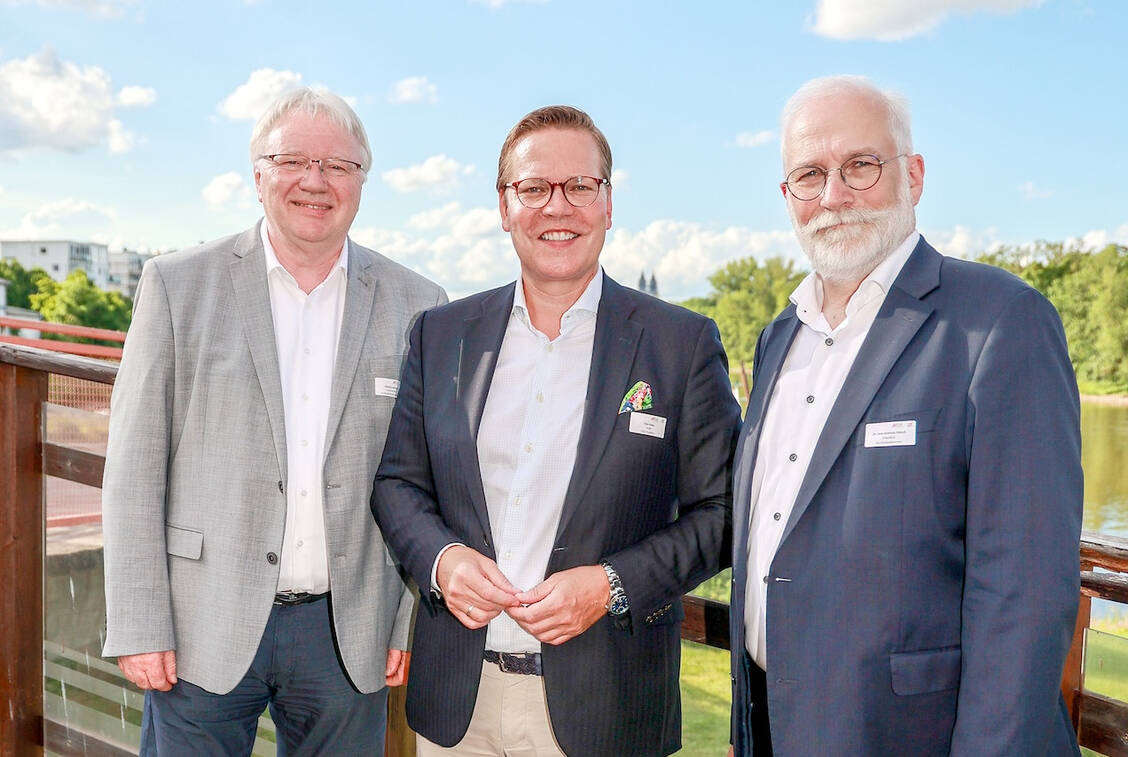 (v. l. n. r.) Mathias Arnold (Landesapothekerverband Sachsen-Anhalt), Tino Sorge (CDU), Parlamentarischer Staatssekretär im Bundesgesundheitsministerium (BMG), und Jens-Andreas Münch (Apothekerkammer Sachsen-Anhalt) beim Frühlingsfest in Magdeburg. / © AKSA/Kühne
