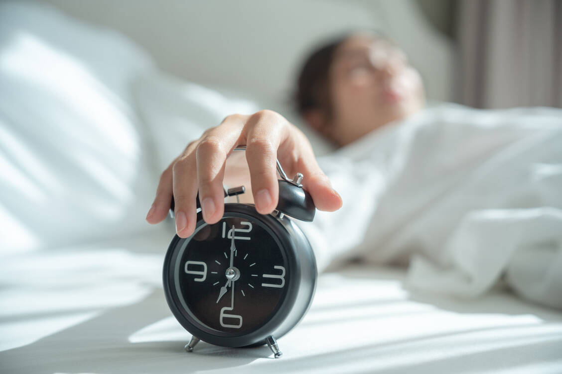 Zu spät ins Bett und/oder zu früh aufstehen: Viele Erwachsene bekommen unter der Woche nicht genug Schlaf. / © Getty Images/AN Studio