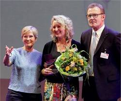 Jutta Petersen-Lehmann,  Chefredakteurin der NAI, hielt  die Laudatio für die Preisträgerin  Stephanie Kowalewski. Rechts: Jury-Mitglied Professor Dr. Manfred Schubert-Zsilavecz