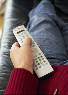 Eine Stummschalt-Taste wie auf der Fernbedienung  des Fernsehers  wünschen sich  Patienten mit  Tinnitus für ihre  Ohrgeräusche.  Leider gibt es so etwas nicht, und sie müssen lernen, mit dem Pfeifen im  Ohr zu leben.
<p class="fotonachweis">Foto: Imago/ Westend61</p>