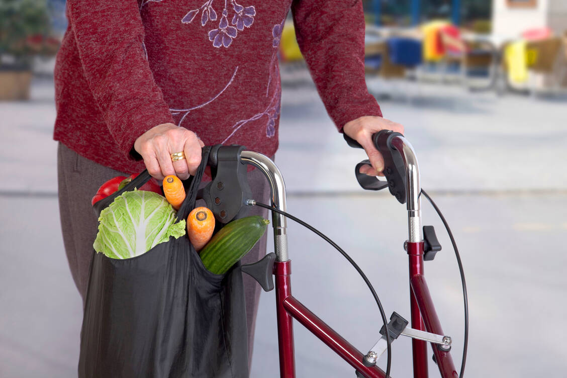 Niemals zu vernachlässigen: möglichst viel Bewegung und gesunde Ernährung / Foto: Adobe Stock/yamix