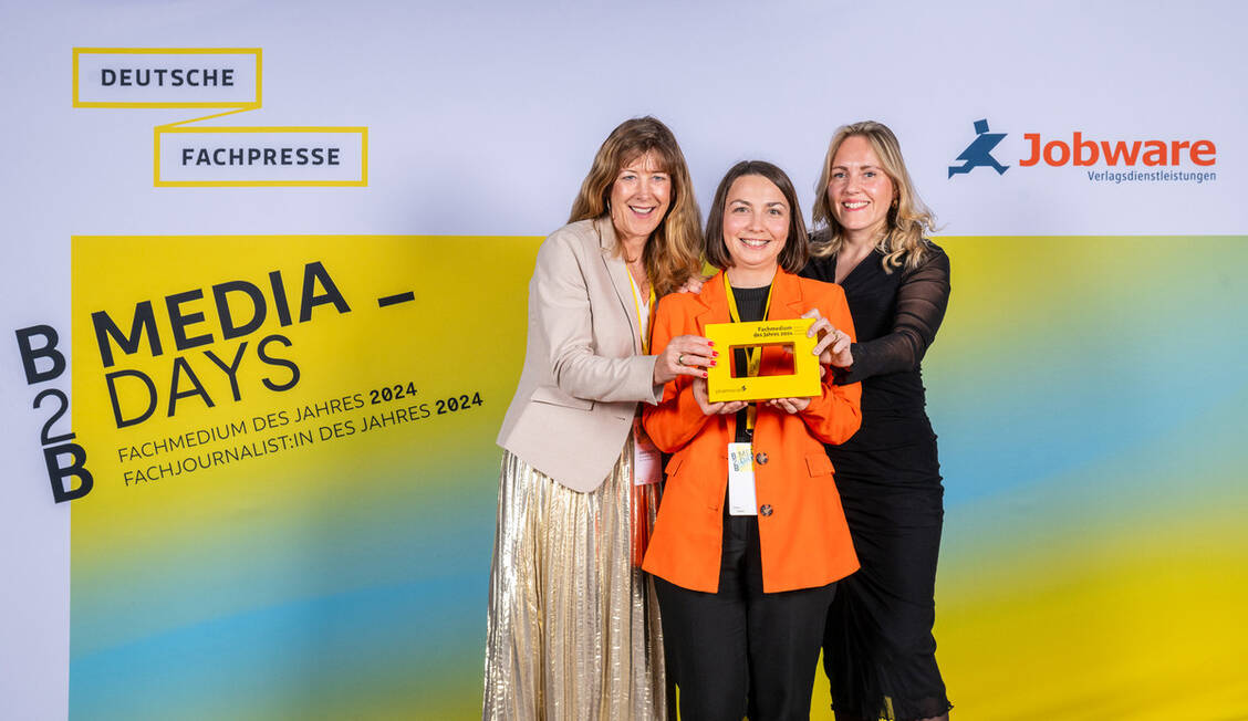 Den Preis für das Fachmedium des Jahres / beste Veranstaltung nahmen entgegen (von links): Maria Scholz (Avoxa), Katarina Komarov (BAK) und Madlen Bürge (Avoxa). / Foto: Deutsche Fachpresse/Ole Bader