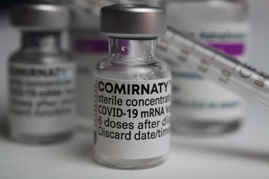 Die letzten Chargen des ersten Corona-Impfstoffs von Biontech/Pfizer verfallen zum 1. Juli 2023 .  / Foto: Shutterstock/Ralf Liebhold