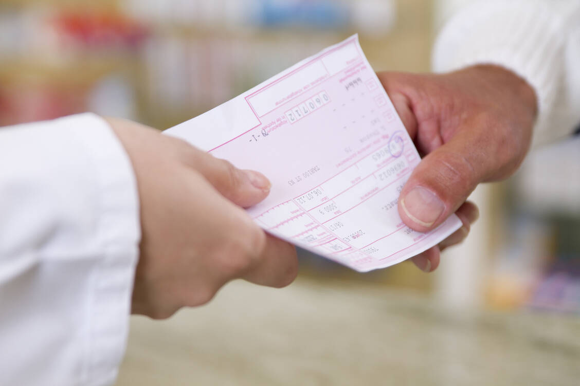 Dass elektronische Verschreibungen das Papierrezept ersetzen, ist in naher Zukunft offenbar nicht zu erwarten. / Foto: Fotolia/pixelfokus