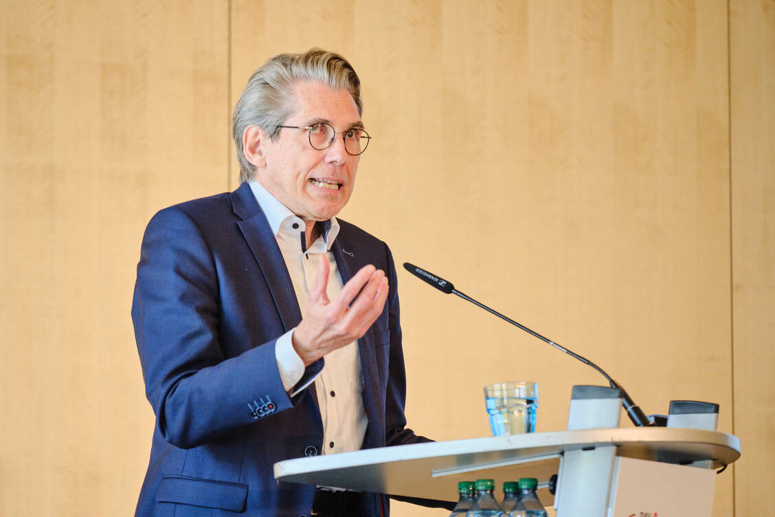 DAK-Chef Andreas Storm befürchtet große Belastungen für das Gesundheits- und Pflegesystem.  / Foto: André Wagenzik