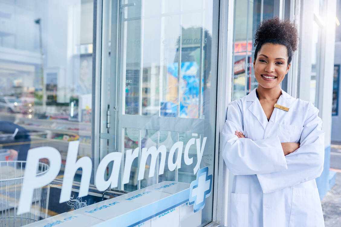 Sieg für südafrikanische Apotheken: Sie dürfen nun Medikamente für HIV- und Tuberkulose-Patienten managen und die Mittel auch verordnen. / Foto: Getty Images/Moyo Studio
