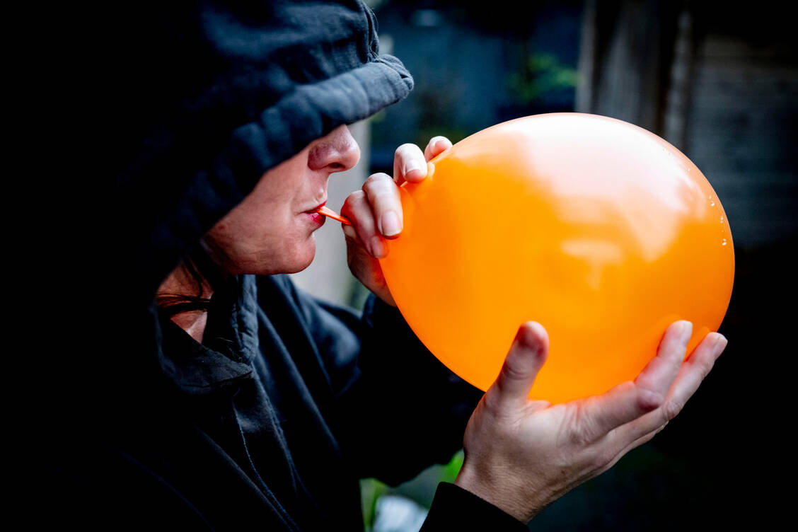 Lachgas ist in Form von Kartuschen zum Aufschäumen von Schlagsahne leicht verfügbar. Konsumenten füllen das Gas in Luftballons und inhalieren es. / Foto: Picture Alliance/Robin Utrecht