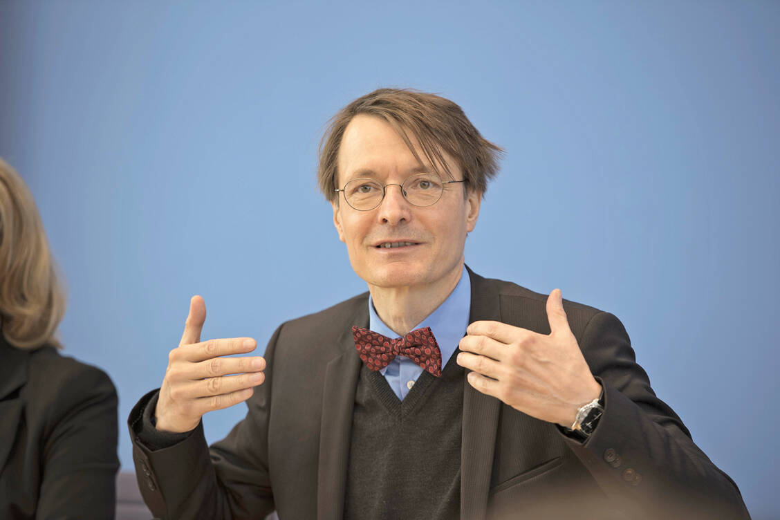 SPD-Fraktionsvize Professor Karl Lauterbach wirft der Pharmaindustrie vor, durch ihr Gewinnstreben die Bevölkerung zu gefährden. / Foto: imago/Jens Jeske