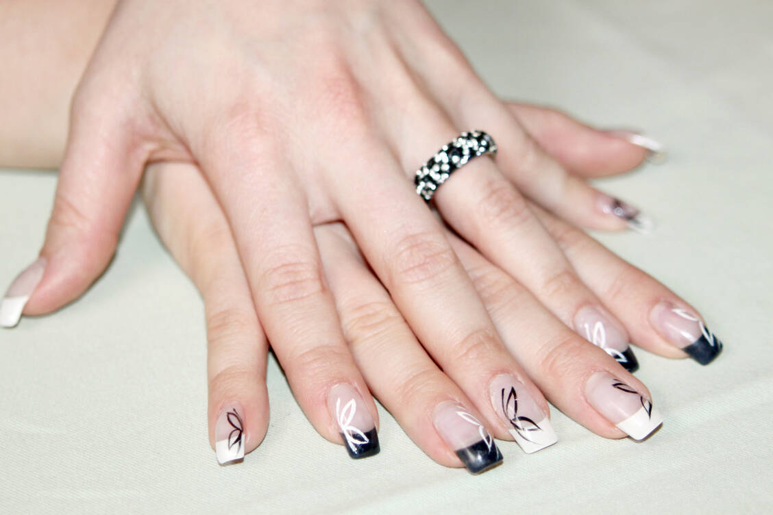 Kleine Kunstwerke an den Fingernägeln / Foto: Adobe Stock/tina7si