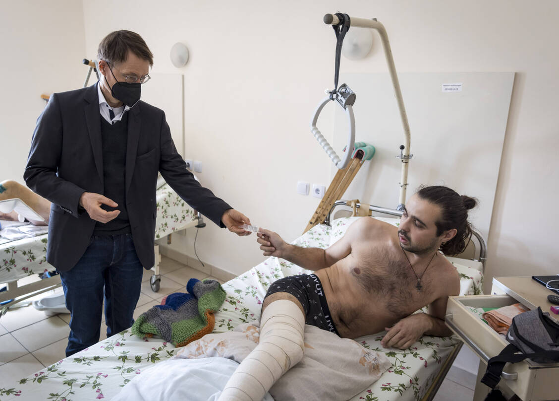 Bundesgesundheitsminister Karl Lauterbach (SPD) besuchte 2022 ein Krankenhaus in der ukrainischen Stadt Lviv.  / Foto: IMAGO/photothek