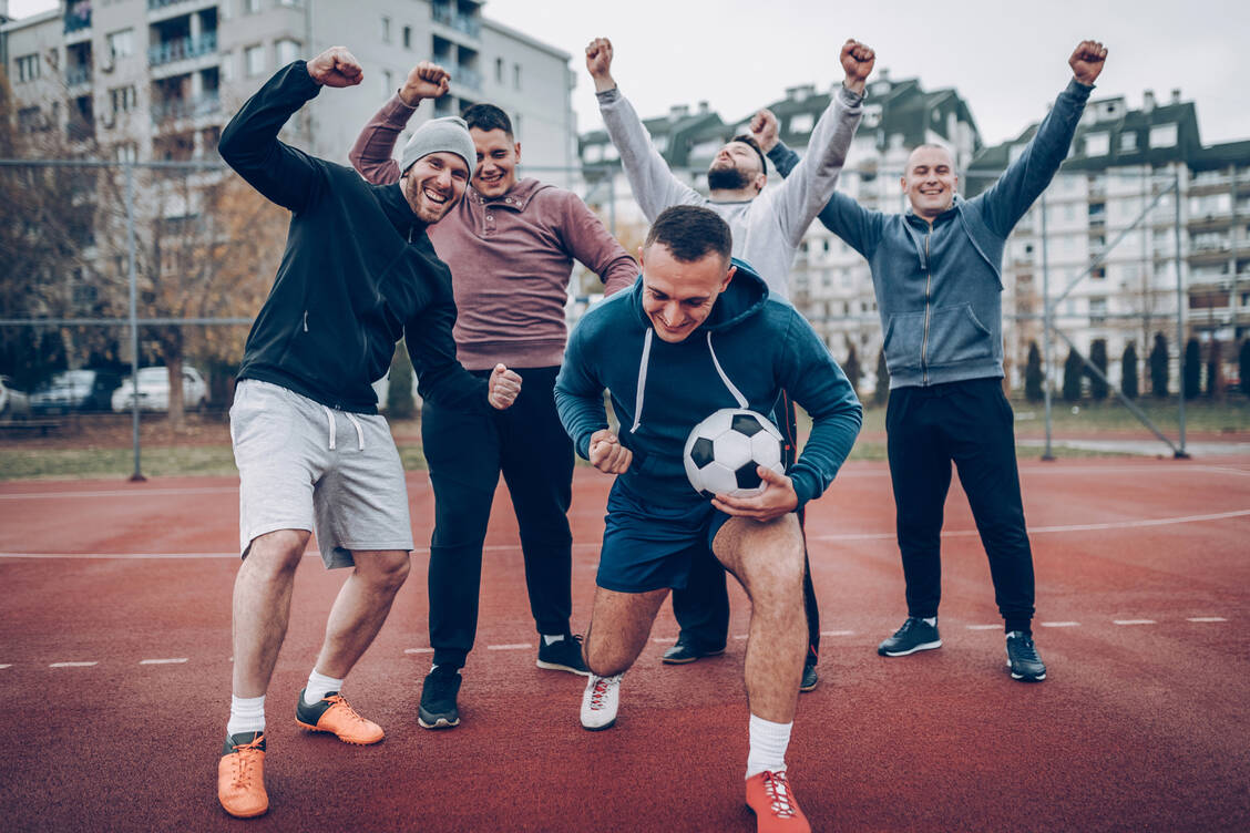 Gemeinschaft, Emotionen, feste Trainingszeiten: Gerade Mannschaftssport kann depressiven Menschen helfen, aber auch Yoga, Laufen oder Krafttraining haben positive Effekte. / © Getty Images/eclipse_images