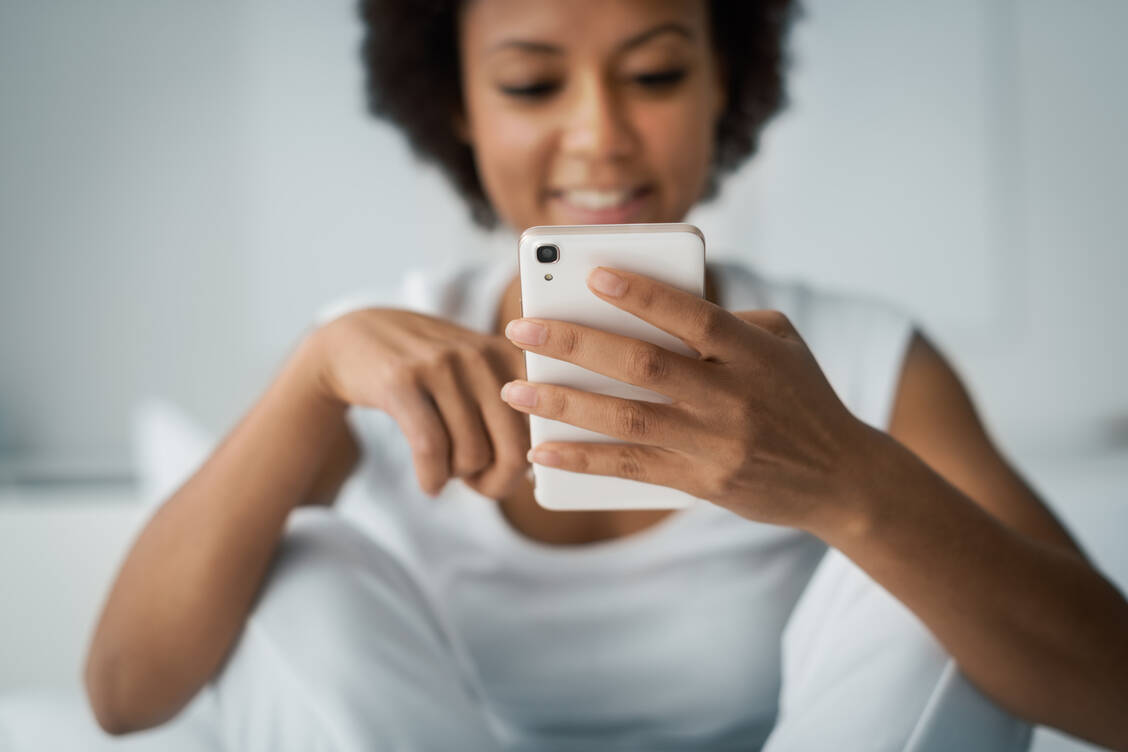 Über Bluetooth-Verbindungen soll die Coronavirus-Warn-App fürs Handy Infektionsketten besser und schneller nachverfolgen können. Außerdem soll es auch die Möglichkeit der Übertragung von Testergebnisse geben. / Foto: Shutterstock/Stock-Asso