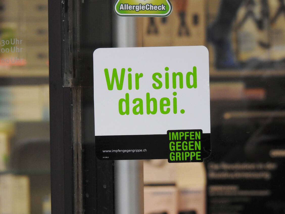 Ähnliche Hinweise wie bei den Kollegen in der Schweiz könnten auch hierzulande ab Oktober in einigen  Apotheken auf die Möglichkeit zur Grippeimpfung  aufmerksam machen. / Foto: imago images/Geisser
