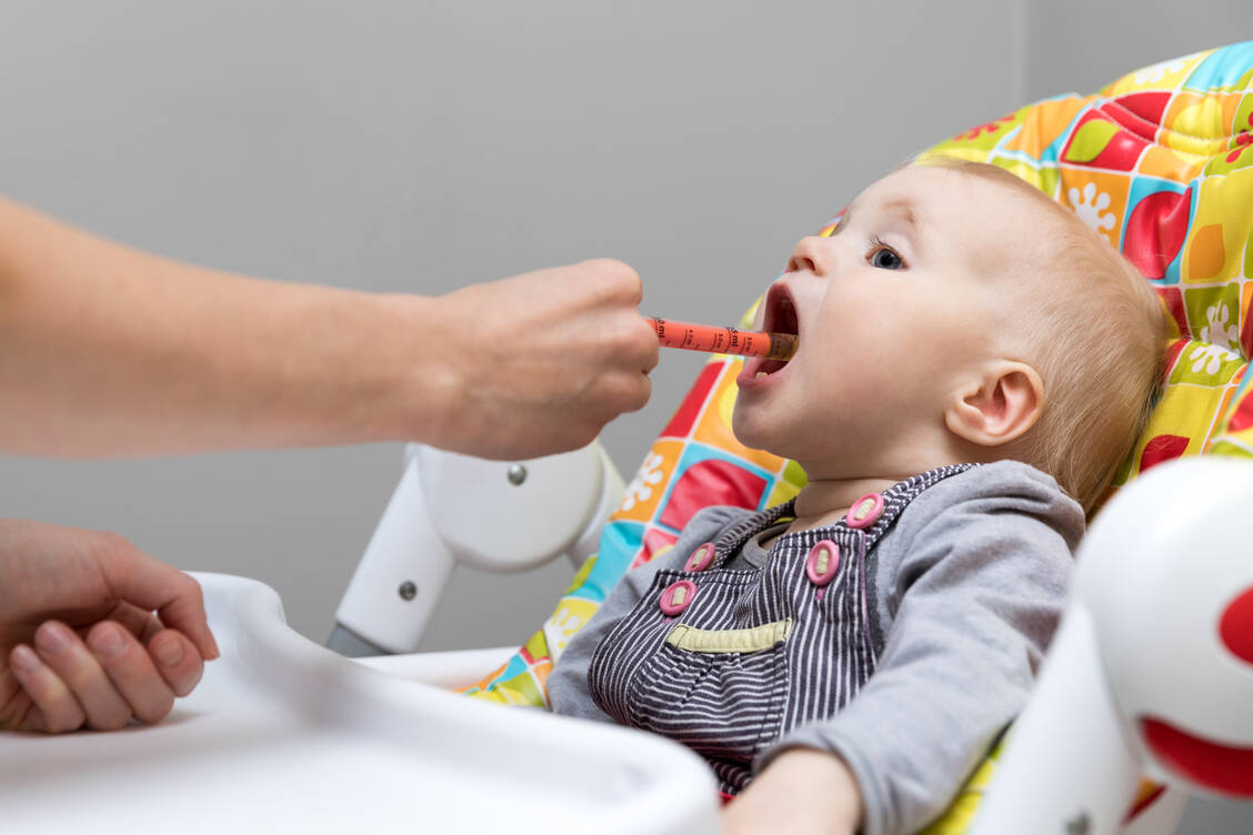 Bei Schmerzen sollten Eltern Kindern ein Analgetikum nicht vorenthalten. Ob eine Fiebersenkung nötig ist, hängt dagegen auch vom Allgemeinzustand ab. / Foto: Getty Images/ronstik