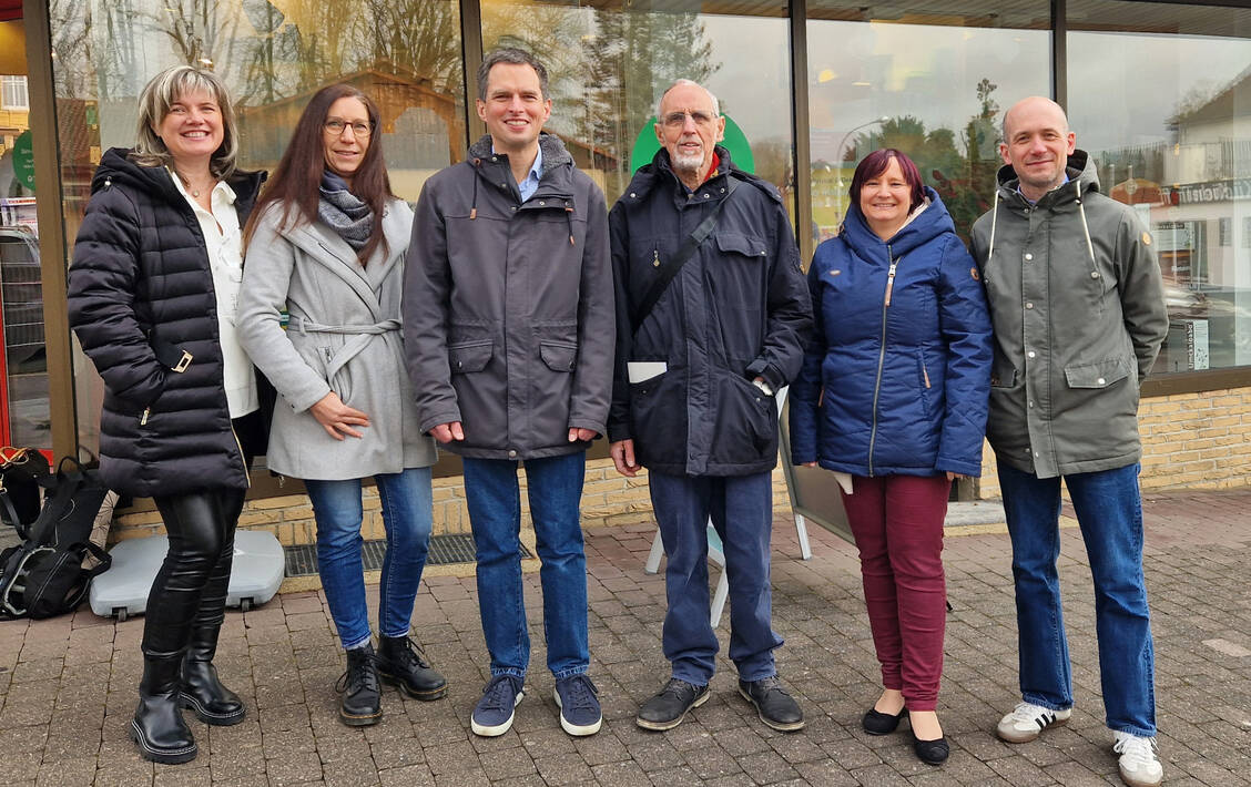 Setzen sich für die Arzneimittelversorgung auf dem Land ein (v.l.): PTA Larissa Schrull (Stern-Apotheke in Homberg/Efze):  PKA Melanie Marx (Herz-Apotheke Frielendorf), Apotheker Timo Henkel (Stern-Apotheke Homberg/Efze), Kreistagabgeordneter Hans-Joachim Böhme-Gingold (Die Linke), Apothekerin Michaela Mann (Eder-Apotheke Grifte/Delegierte der Apotheker-Kammer Hessen), Apotheker Nils-Steffen Grönig (Edder-Apotheke Gensungen). / Foto: HAV