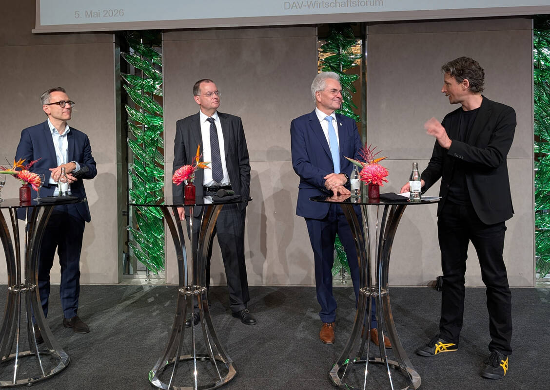 V.l.n.r.: Sebastian Schwintek, Eckart Bauer und Hans-Peter Hubmann diskutierten mit Alexander Müller über die Apothekenreform.  / © PZ/Brockfeld