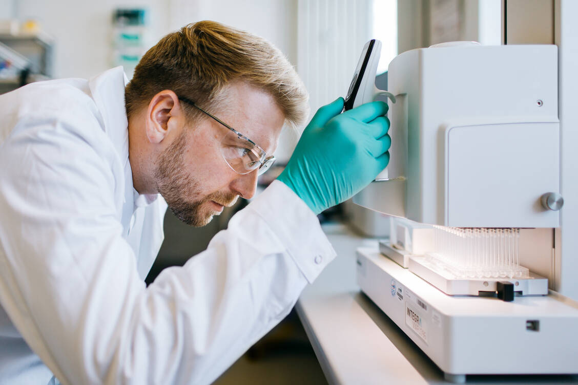 Die mRNA-Impfstoffe von Biontech, Moderna und Curevac unterscheiden sich in der pharmazeutischen Formulierung und Dosierung. / Foto: CureVac AG