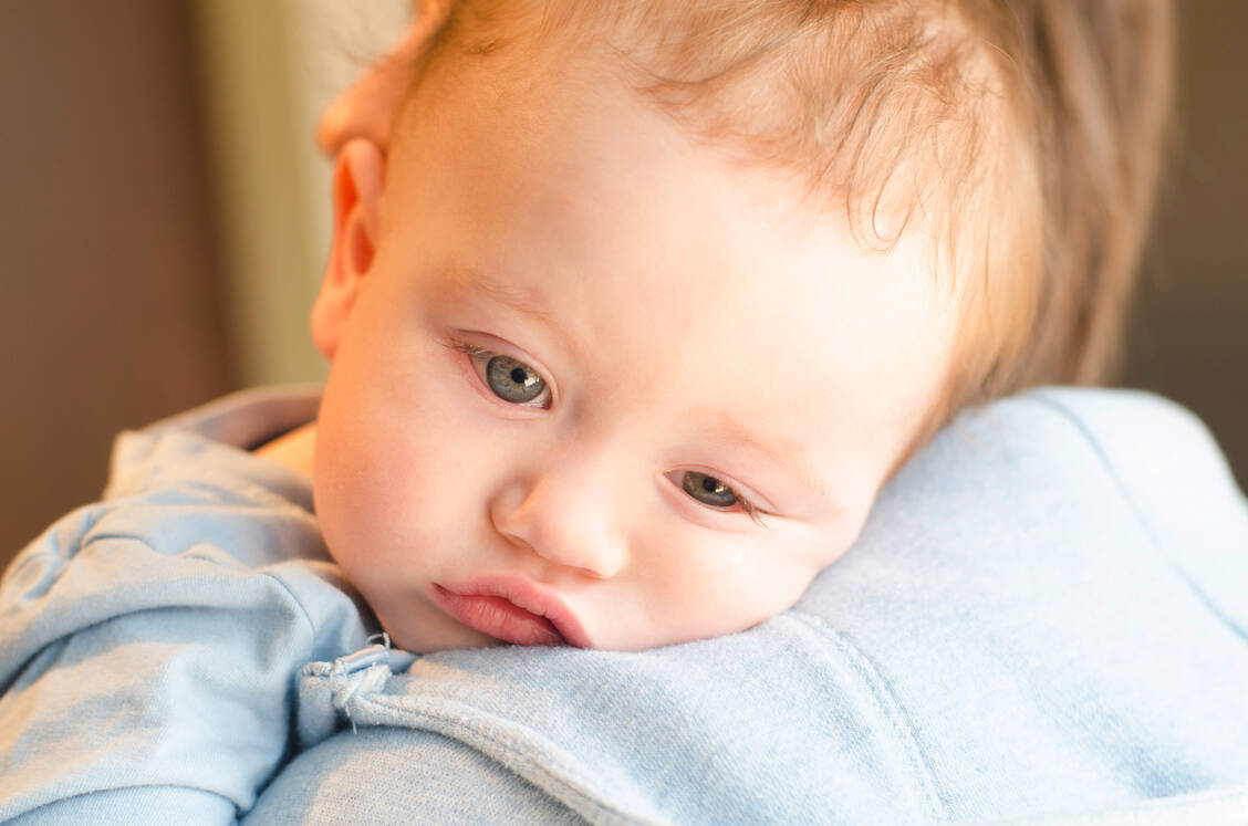 Wenn ein Kind apathisch und blass ist und sich häufig erbrechen muss, könnte es an der untypischen seltenen Lebensmittelallergie FPIES leiden. / Foto: Adobe Stock/wendyhayesrise
