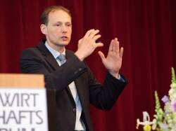 Christian Riethmüller, Geschäftsführer der Osianderschen Buchhandlung, hält die Mitarbeiter für das wichtigste Kapital: Sie sollten Fans des Unternehmens sein.