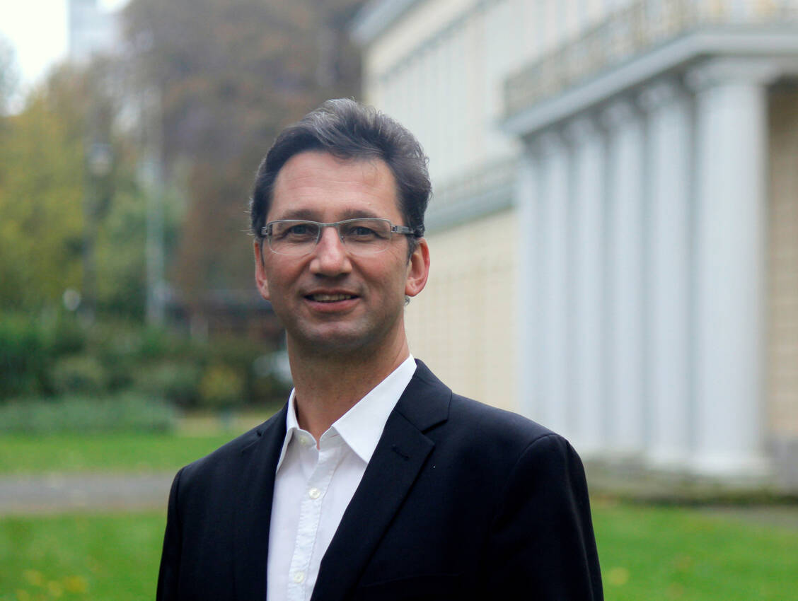 Dr. Ralf Goebel hat selbst seit einiger Zeit ein komplett papierloses Büro. / Foto: Pharmasat-Akademie