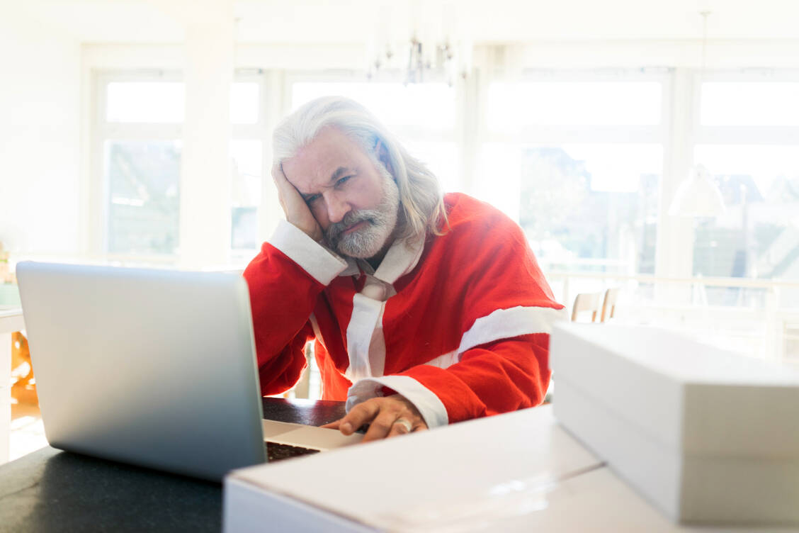 Wer im Gegensatz zum Weihnachtsmann, Apothekerinnen im Notdienst und anderen systemrelevanten Berufen an den Feiertagen frei hat, sollte sich nicht um Firmen-E-Mails, sondern um Familie und Freunde kümmern. / Foto: Getty Images/Westend61