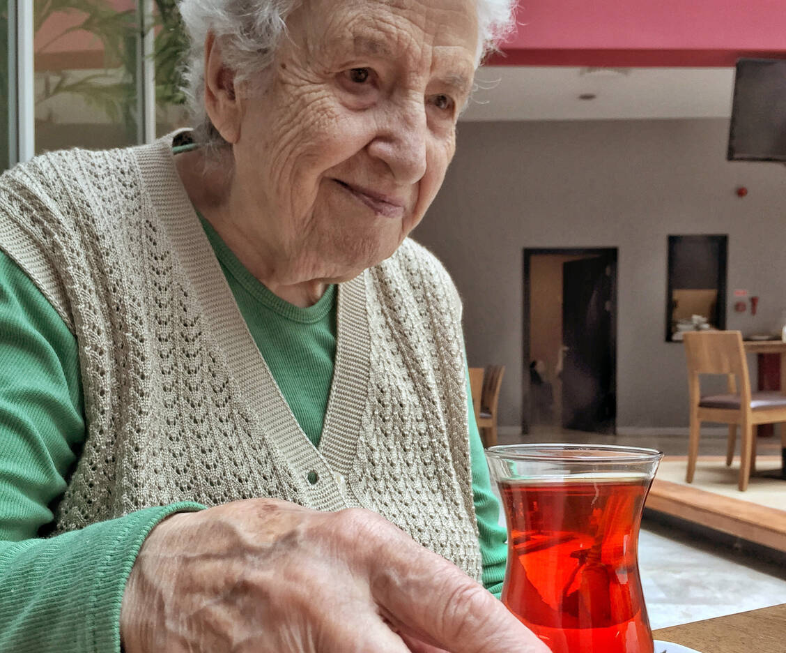 Bunte süße Getränke animieren eher zum Trinken als Wasser oder blasser Tee. / Foto: Adobe Stock/berna_rikur