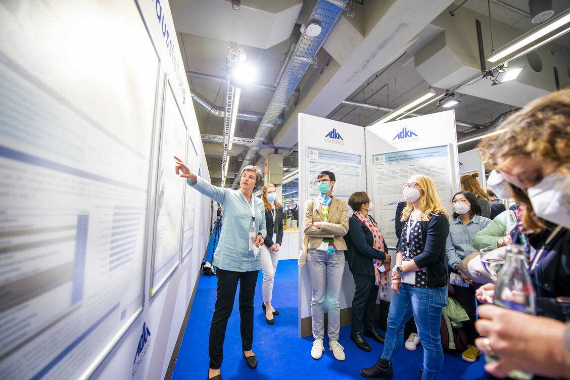 In einer Poster-Ausstellung tauschten die klinische Pharmazeutinnen und Pharmazeuten unter anderem Wissen über eigene Projekte zur Erhöhung der AMTS im Krankenhaus aus. / Foto: Avoxa/Philipp Külker