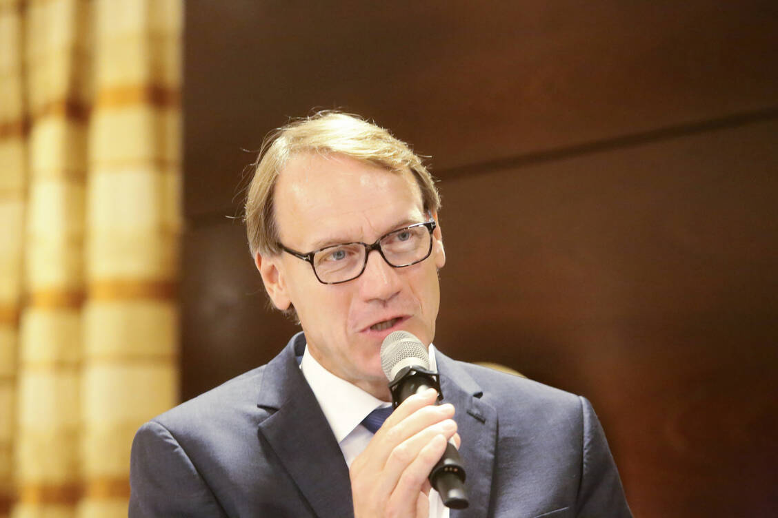 Die Bürgerinnen und Bürger schätzen den niederschwelligen Zugang zum Impfen in der Apotheke. Warum also das Angebot nicht ausweiten, meint Thomas Preis, Chef des Apothekerverbandes Nordrhein. / Foto: PZ/Alois Müller (Archiv)