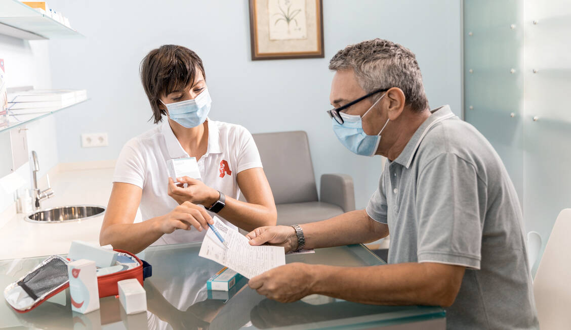 Kennt der Patient seine Medikamente und versteht er seinen Medikationsplan? Mangelndes Wissen begünstigt eine Nonadhärenz. / Foto: ABDA