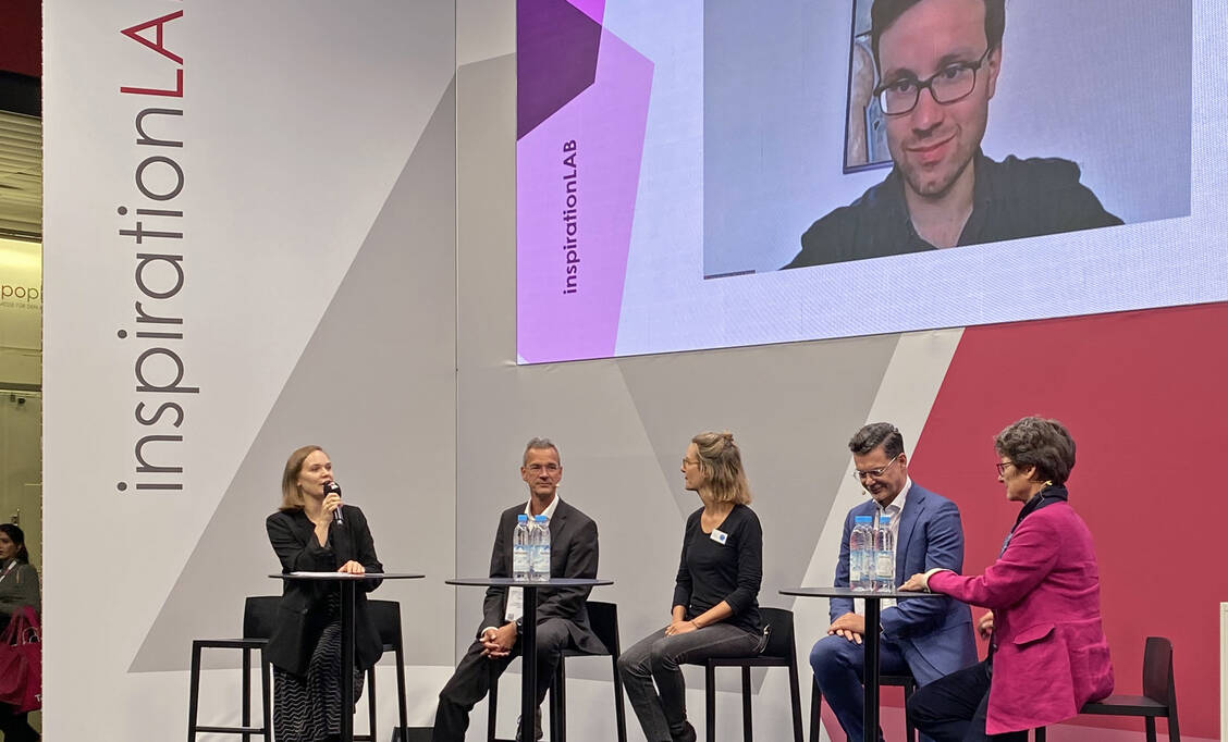 PZ-Redakteurin Melanie Höhn diskutierte mit BMG-Experte Oliver Onusseit, Apothekerin und Buchautorin Esther Luhmann, Grünen-Politiker Johannes Wagner (zugeschaltet), Phagro-Geschäftsführer Thomas Porstner und ABDA-Pharmaziechefin Christiane Eckert-Lill (v. li. n. re.). / Foto: PZ