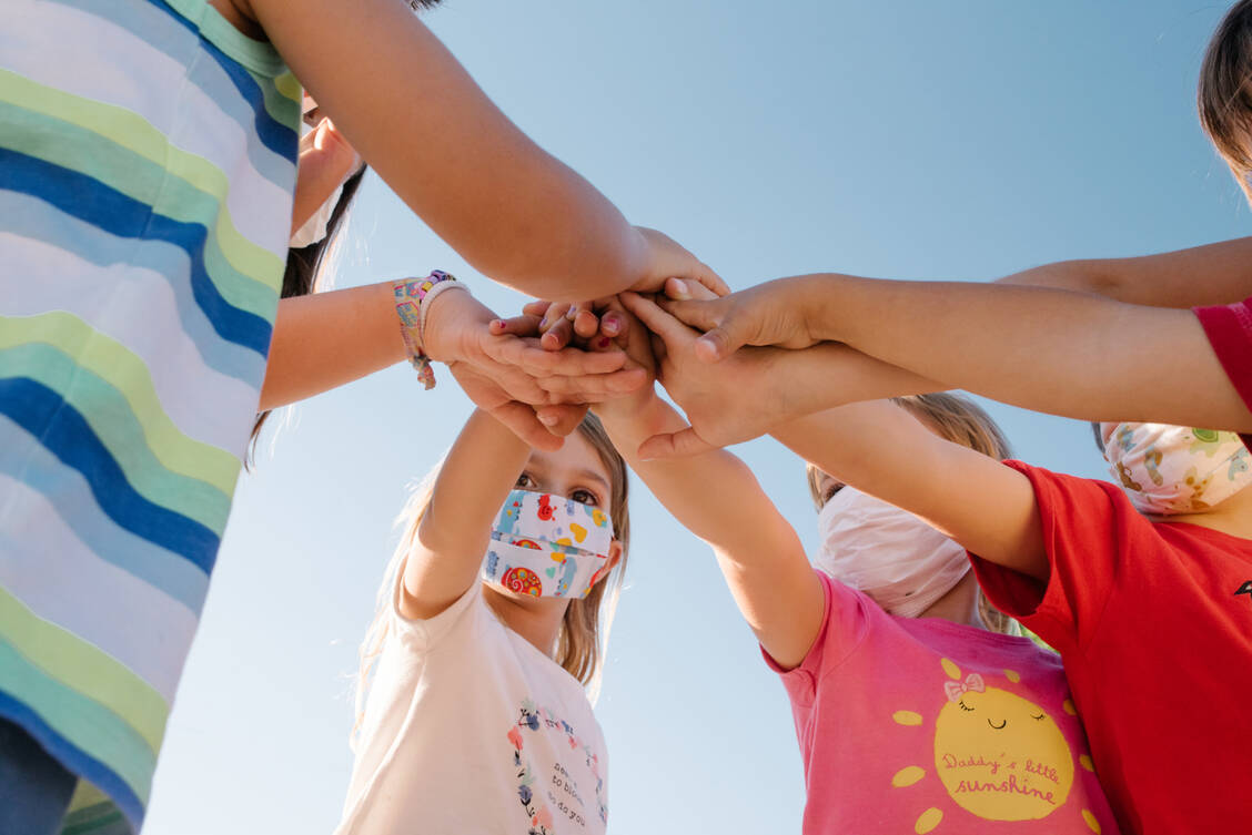 Kinder brauchen andere Kinder, um sich gut zu entwickeln. Das fehlte während der ersten Lockdowns und hatte deutliche Auswirkungen. / Foto: Getty Images/Jordi Janau