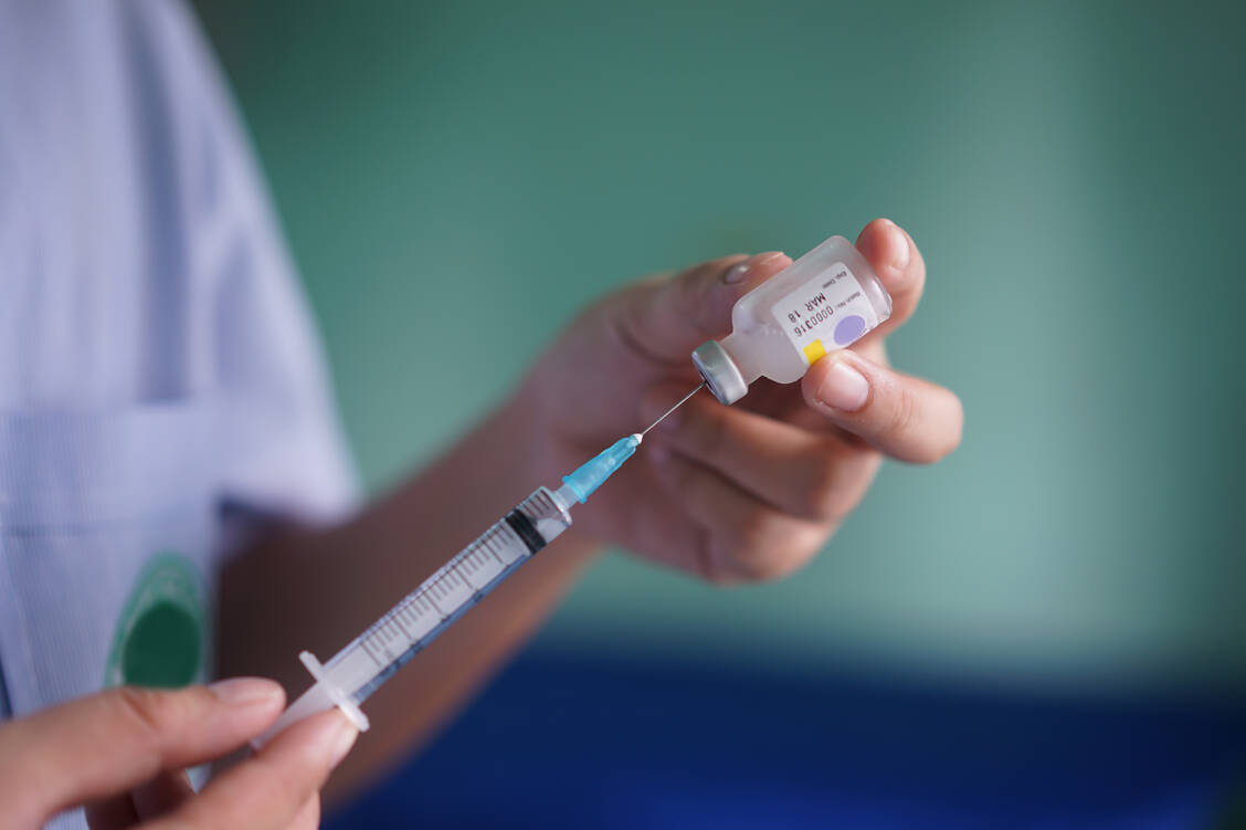 Geht es nach den Ärzten und Apothekern im Rheinland, sollten Impfungen weiterhin in den Aufgabenbereich der Mediziner fallen. / Foto: Shutterstock/CNK02