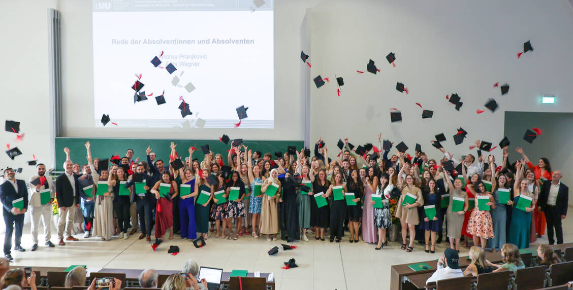 Viel Grund zum Feiern: die Absolventinnen und Absolventen des Staatsexamensstudiengangs Pharmazie mit Studiendekan Professor Dr. Franz Paintner und Direktor Professor Dr. Ivan Huc / Foto: LMU/Fabian Schmid