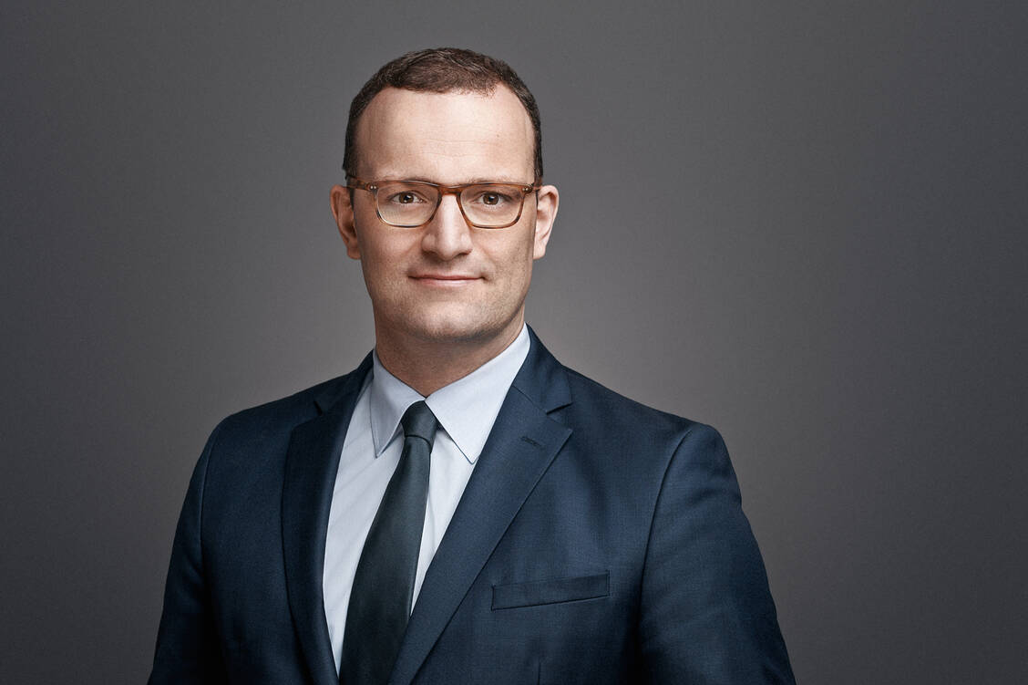 Anlässlich der sich häufenden Arzneimittel-Skandale brachte Bundesgesundheitsminister Jens Spahn (CDU) das Gesetz für mehr Sicherheit in der Arzneimittel-Versorgung auf den Weg. Morgen tritt es größtenteils in Kraft. / Foto: Bundesgesundheitsministerium/Maximilian Knig