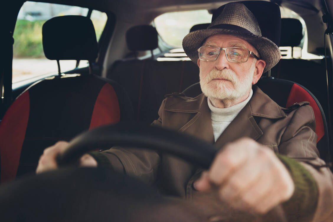 Entgegen einer landläufigen Auffassung sind ältere Autofahrer seltener an Unfällen beteiligt als jüngere. Wenn es aber kracht, sind sie häufiger Hauptverursachende. / Foto: Getty Images/Deagreez