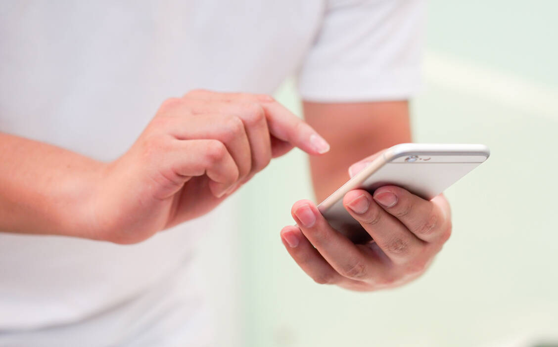 Elektronische Verordnung in der Erprobung: Künftig sollen Patienten ihr Rezept problemlos über das Smartphone abrufen können. / Foto: Adobe Stock/chinnarach